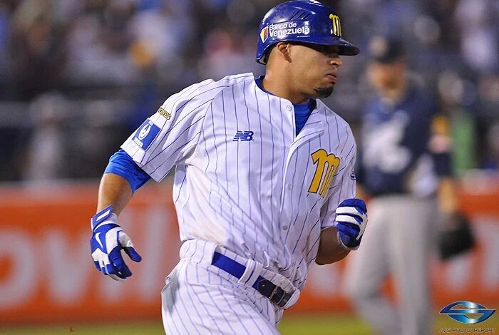 Magallanes_News's tweet photo. Mario Lissón (@mlisson18) se fue de 4-3 con 3 carreras impulsadas. ¡SUPER MARIO! https://t.co/YrWpcqnP0H