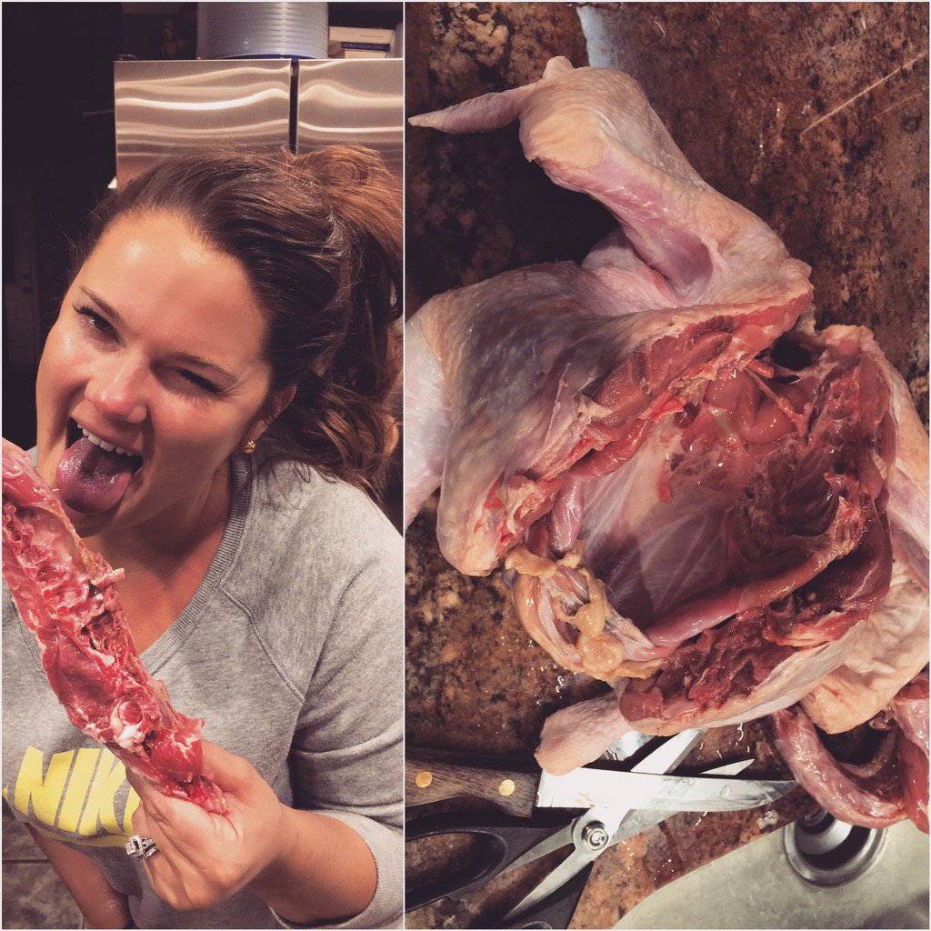 alexiariggins's tweet photo. @MissAngelaDavis white girls can get down too!! #macandcheese #spatchcockedturkey #thanksgivingprep https://t.co/a6IGazWrJQ