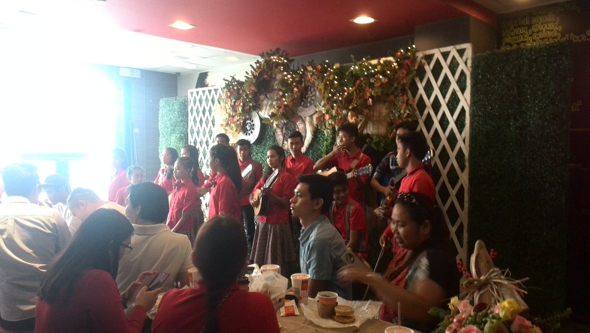 AprilPiniero's tweet image. #mcdoholidays