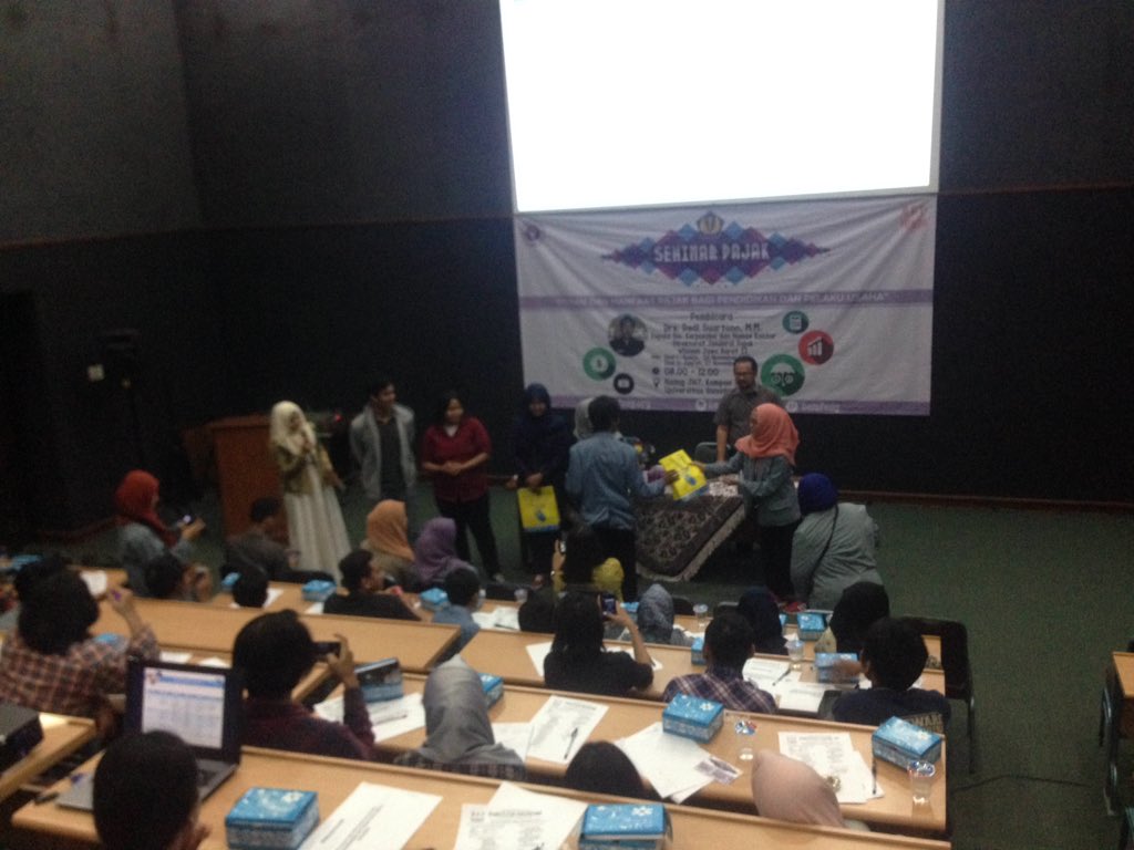 Sekarang pemberian sovenir bagi peserta yg tadi bertanya, terimakasih atas pertanyaanya :) #SeminarPajak #FEKLM