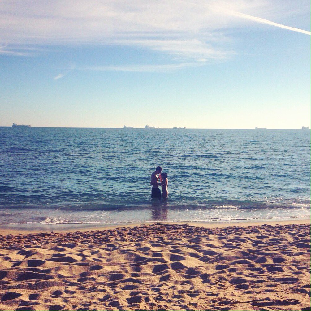 OliBlake88's tweet photo. The sea looks warm w/ the blue sky, but it was a nice ice bath after a 12mi run along the Tarragona coast. https://t.co/HuIAyBZ6DD