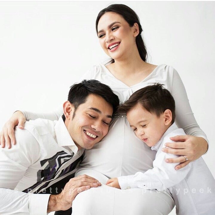 fakksoul's tweet photo. sweetnya family ni. handsomenya anak diorang 😱 https://t.co/DeqaABB073