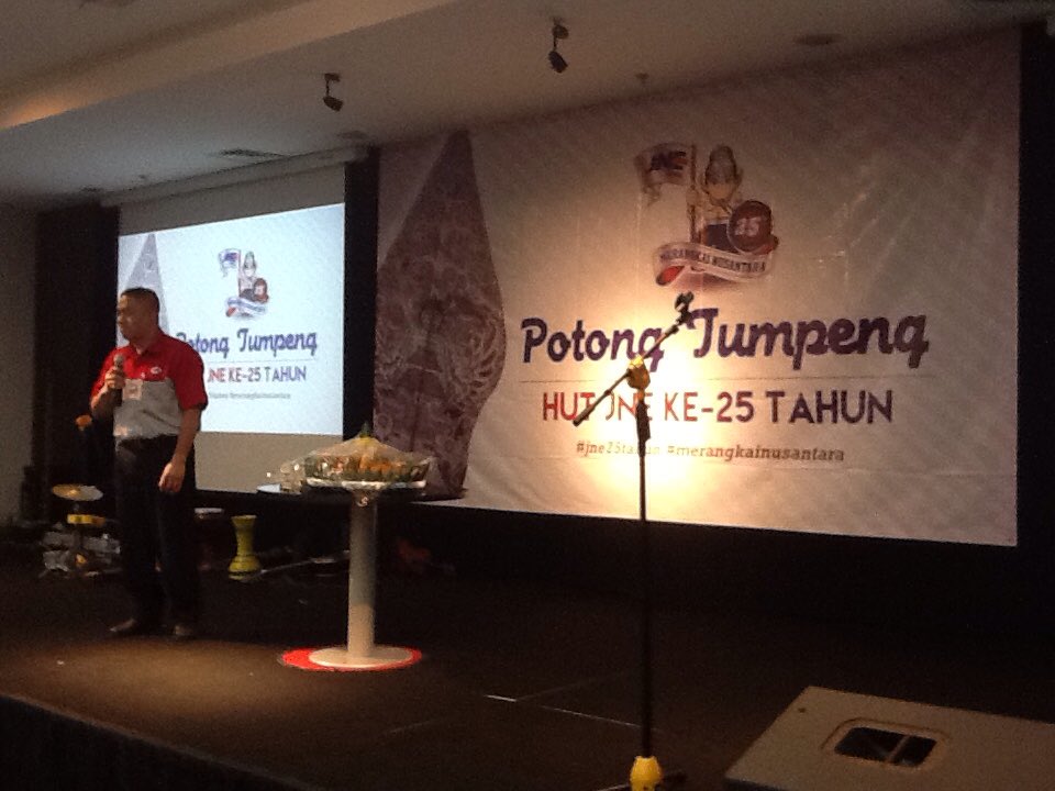 RT <a href="/JNE_ID/">JNE Express</a>: Kemudian acara potong tumpeng HUT #25tahunJNE diberi sambutan oleh Bpk Moh. Feriadi, Direktur Utama JNE.