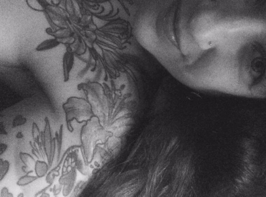 sweetlilsinista's tweet photo. Bedtime selfie 😘 #inked #inkedgirl #girlswithink ❤️ https://t.co/5byGWn1Sxz