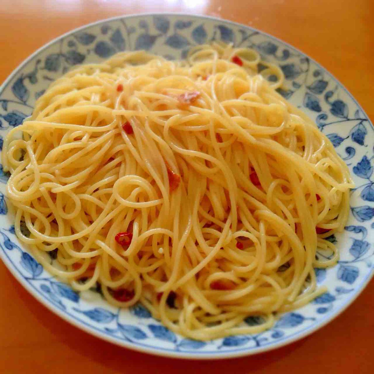 Pao 石田ショーキチさんがmiilにアップされているのを見ていていつか作ってみたいと思っていたぺを作ってみましたがオリーブオイルがないという大失態でサラダ油を量少なめで 代用しましたがなかなかじゃないかと思いましたペペロンチーノ T Co