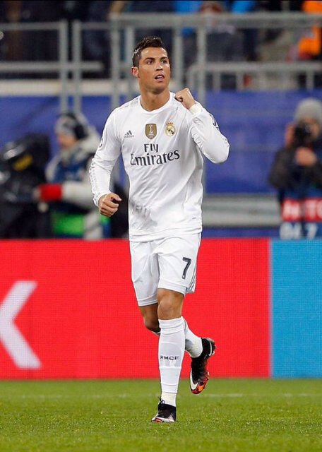 BeritaRMadridCF's tweet photo. Cristiano (7) telah mencetak lebih banyak gol #UCL Grup musim ini dibandingkan musim lalu (5) dan 90 menit tersisa! https://t.co/dhJIzoZsO7