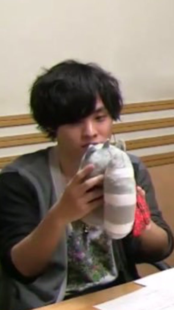 Teketaurosu's tweet photo. 昨日QuestoryのMVをみて心底思ったよ
のぶくんは悪い子になれない…
生まれた時から天使だったんだって…

#Questory 
#岡本信彦 https://t.co/2341FATV6z