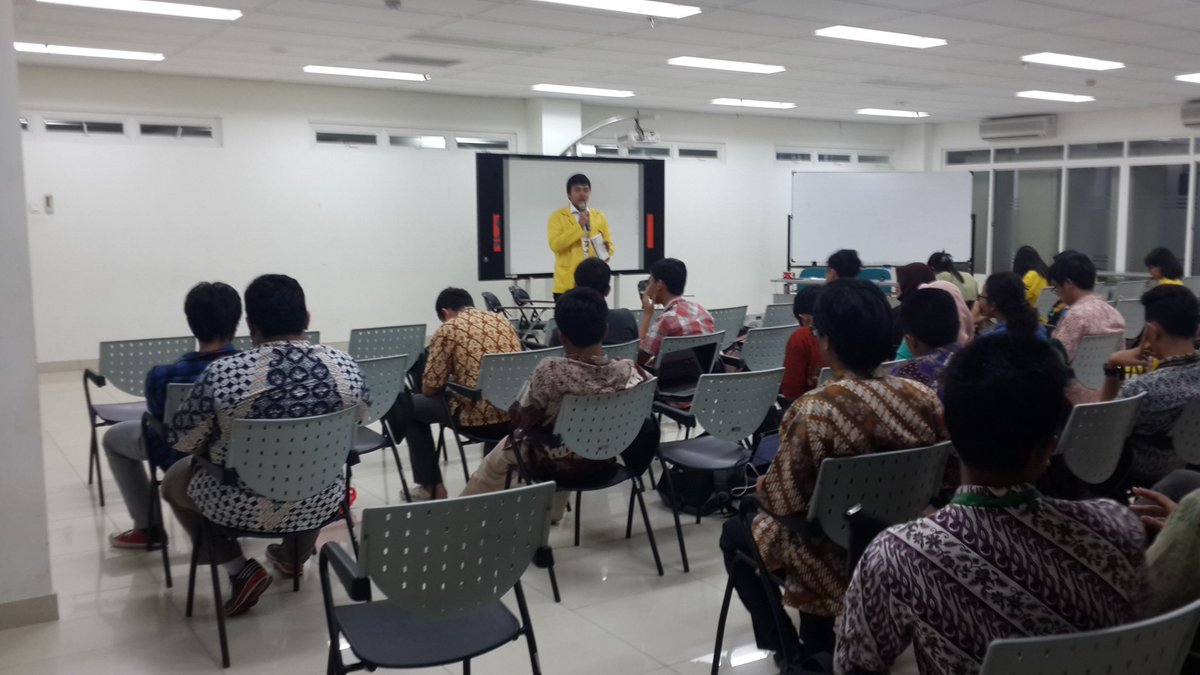 Sore UI!
Saat ini <a href="/Debhua/">Fadel</a> sedang berkenalan dan memaparkan visi-misinya untuk MWA UI UM 2016 di FK UI :) 
#YukBantUI