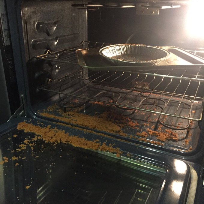 Fuck my life right now I don't even know how to clean this up I give up on pie fuck everything https://t