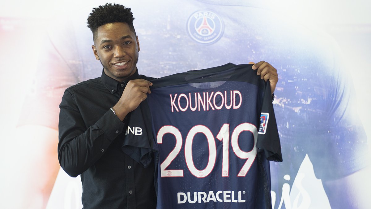 psghand's tweet photo. A 18 ans, @BenoitK974 aka Benoît Kounkoud, est majeur, vacciné et joueur professionnel de handball ! Félicitations ! https://t.co/mpPusZOvZX