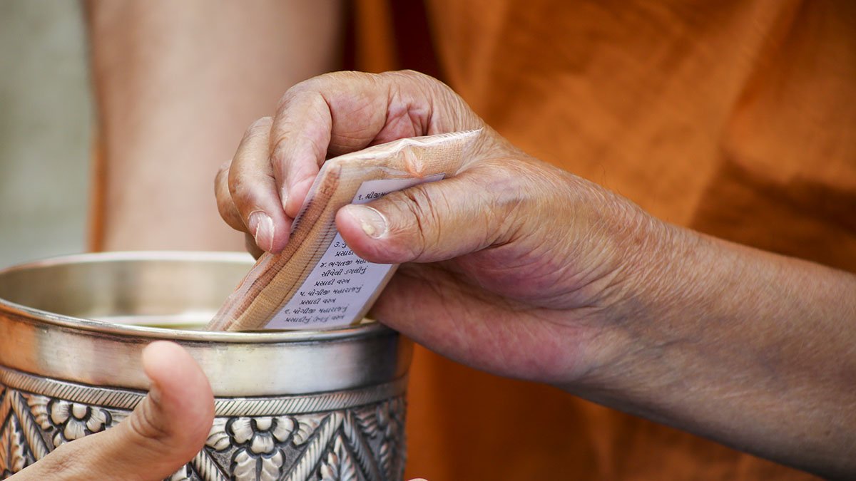 BAPS's tweet image. HH Pramukh Swami Maharaj&apos;s Vicharan: 25 November 2015, Sarangpur, India goo.gl/4QocmN