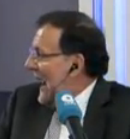 Cuando ESE temazo te pilla pidiendo la copa y miras a tus amigos desde la barra.