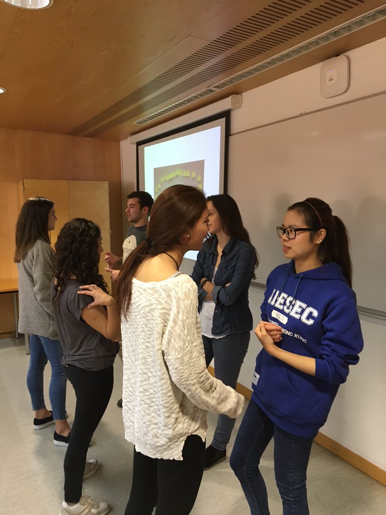 e_Cid's tweet photo. Speednetworking & making connections with Hong Kong #wwdoer student #peoplemanagement @ESCIupf #international https://t.co/6TlhsYByoQ