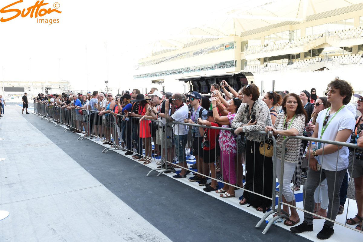 MSI_Images's tweet photo. The fans out in full force for the #AbuDhabiGP at the @ymcofficial #2015finale #F1 https://t.co/GQyKk19zRE