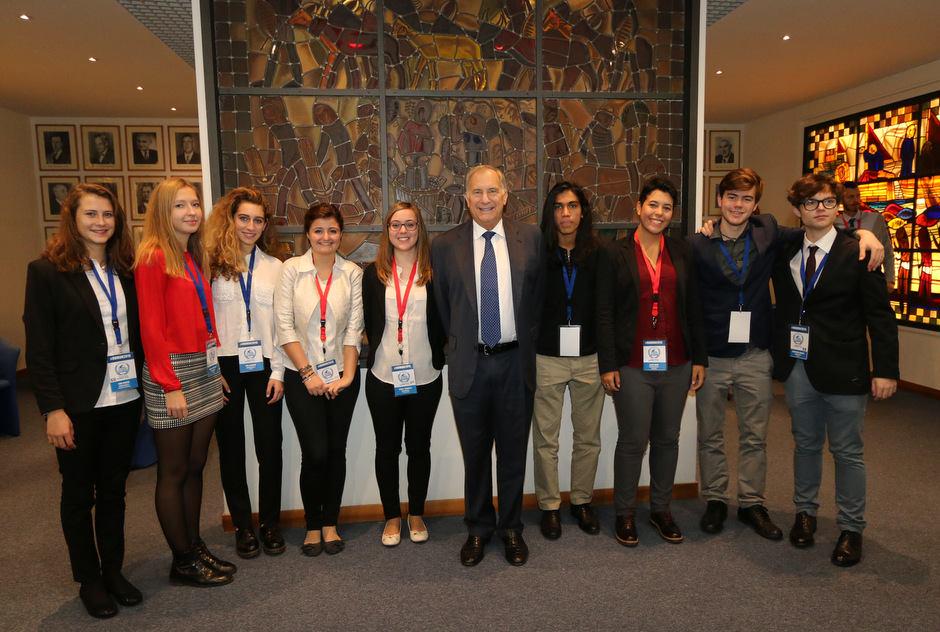 ROMUNtweet's tweet photo. Gli studenti dell'American Corner di Trieste raccontano il #Romun2015 https://t.co/dTCFFXQ7nq @il_piccolo #ROMUN2016 https://t.co/D6ZHCaKDbg