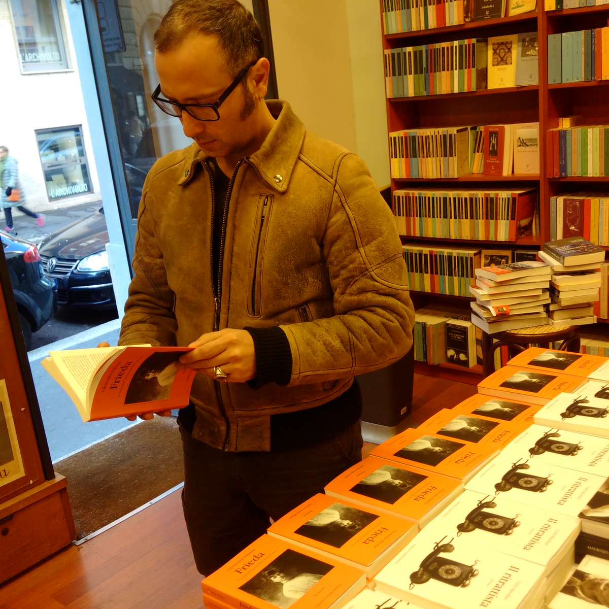 Palomar_Chris's tweet photo. Un lettore incuriosito! #frieda @LibreriaUtopia https://t.co/DQ8r9z9vhI