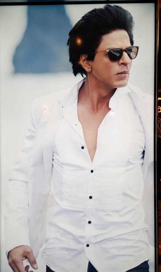 DMmovies's tweet photo. Here are new #Dilwale stills from the #ManmaEmotion song event! https://t.co/lISqNeqIlj