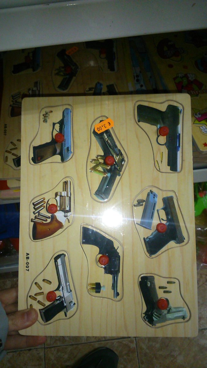 jorgejts1's tweet photo. Estas navidades, juguetes educativos! (foto real del chino de debajo de mi casa) https://t.co/98815TXXqj