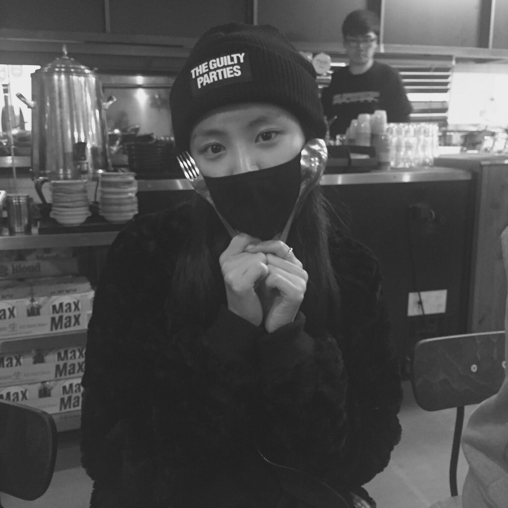 Apink_2011's tweet photo. [#나은] 오늘 첫눈이 왔어요~~ 내가 좋아하는 겨울이다^^ 겨울나기 쇼핑... 근데 왜 이런것만 눈에들어올까...@@ 엄마한테 사달라해야지 ^^ #Apink #에이핑크 #손나은 https://t.co/X1QYNY3YzD