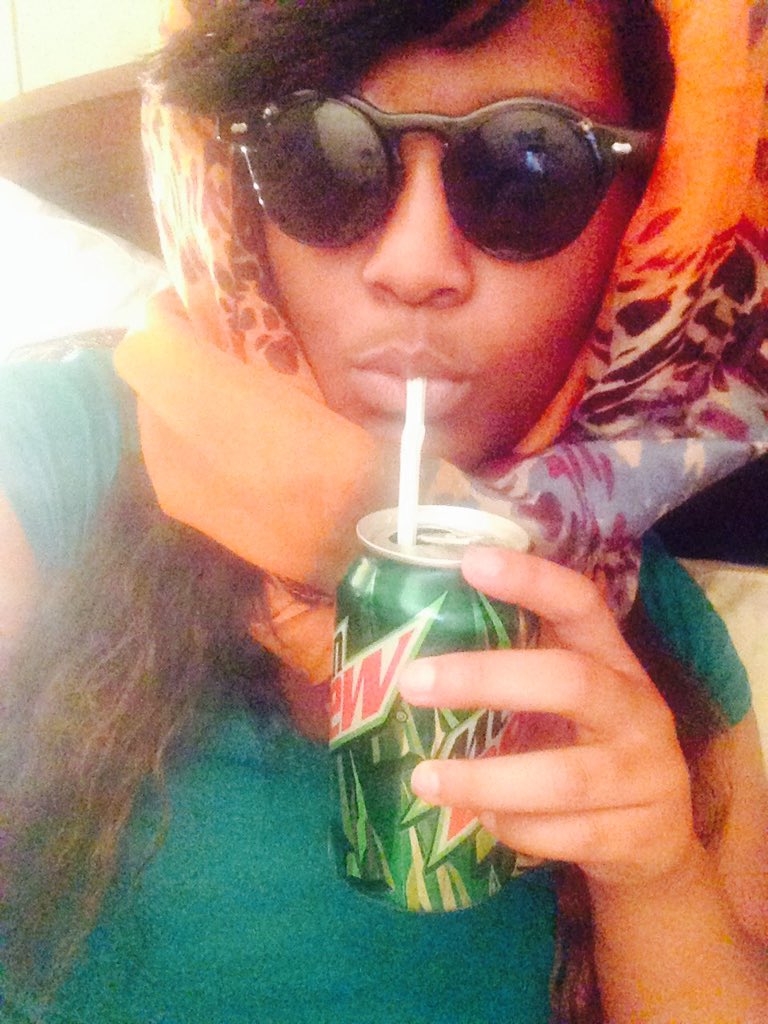 Fairy_Soul_Muva's tweet photo. Auntie: Why r u always on your phone?

Me: Why is your man never home? 
#ThanksgivingClapBack https://t.co/V0oNLZh3OK