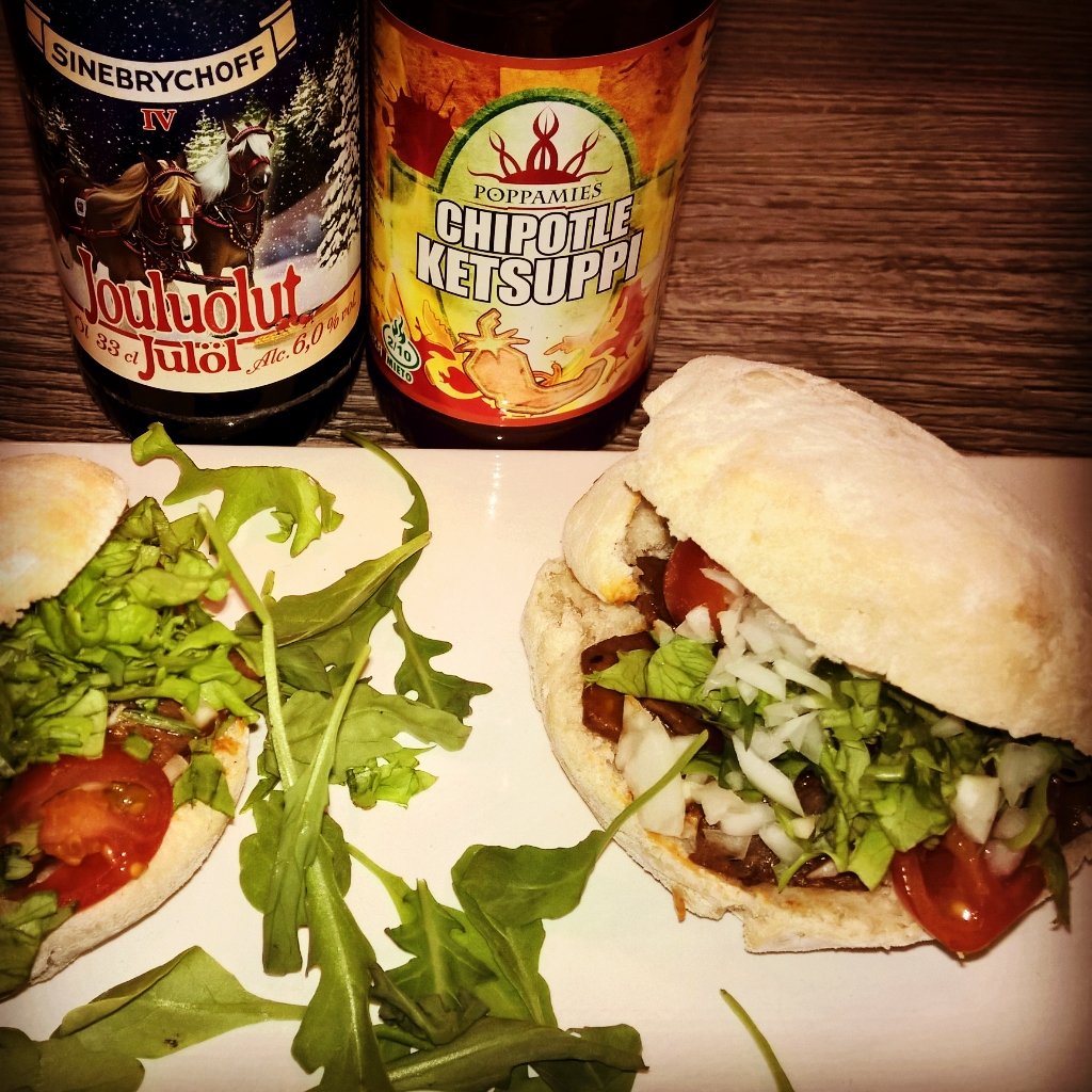 Hei! #Sinebrychoff #jouluolut ja #homemade #kebab komppaa toisiaan. <a href="/HerraSnellman/">Herra Snellman</a> <a href="/Grillikauppa/">Grillikauppa.com</a> #Poppamies 👊