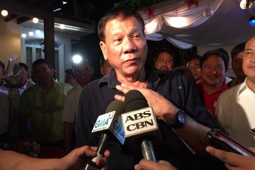 ABSCBNNews's tweet photo. Koko confident 'indecisive' Duterte will win back supporters https://t.co/c47RUu0PIs #Halalan2016 https://t.co/KDjIaX6S0Y