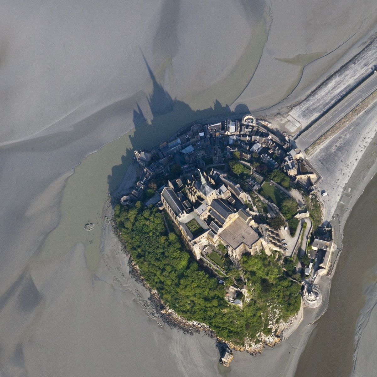 Le #MontSaintMichel a retrouvé son caractère maritime... en Normandie ! blog.bouygues-construction.com/en-direct-des-…