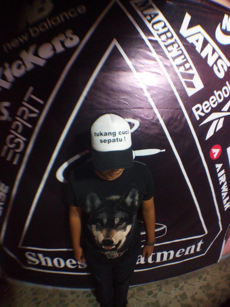 Kita mah apa atuh, cuma tikamg xuxi sepatu neng !!