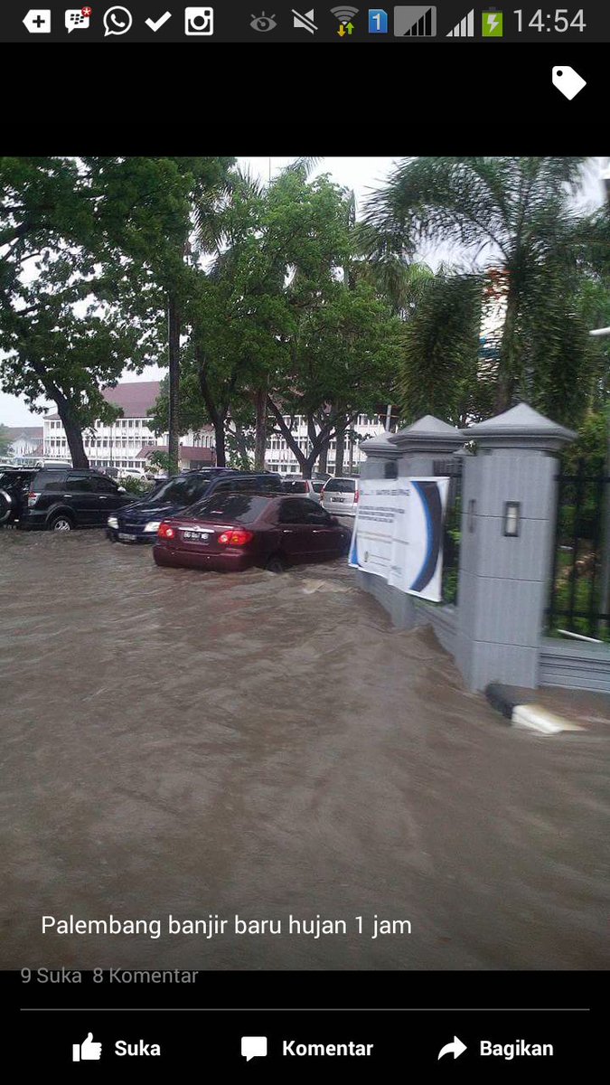 keiko_umar's tweet photo. Hujan sore ini romantisnya ....#akurapopo https://t.co/qRpod4VnOq