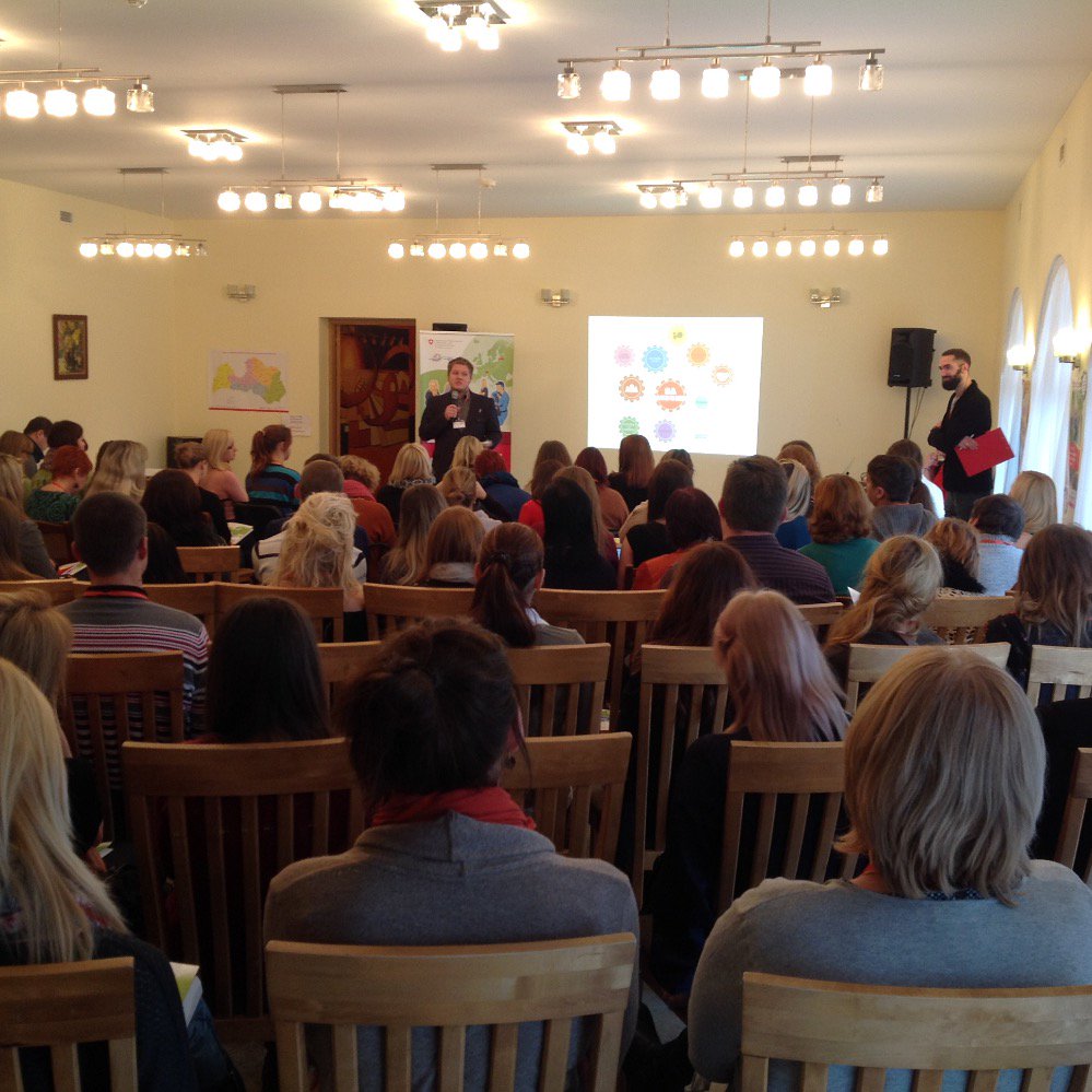 LJP_lv's tweet photo. LJP viceprezidents @MartinsSteins #SAdarbojies dalībniekus motivē realizēt neprātīgas iniciatīvas darbā ar jaunatni! https://t.co/X0K8nrL198