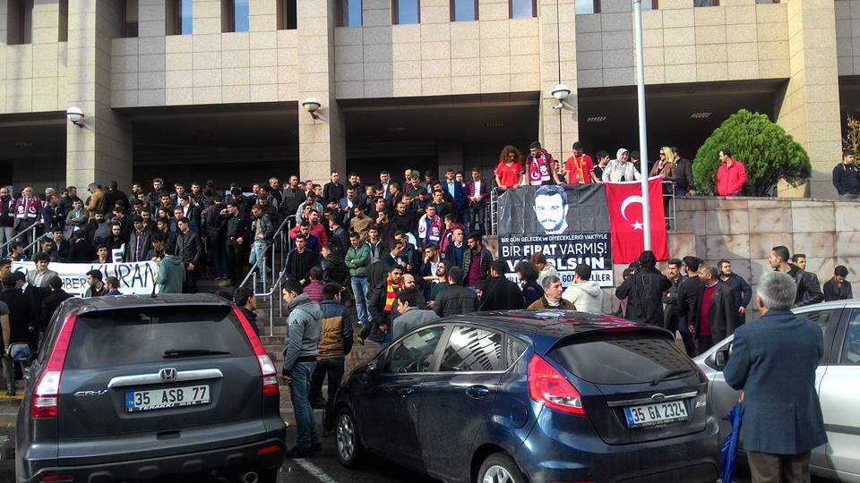 izmirgibiyiz's tweet photo. Bugün, Şehit Fırat Çakıroğluna Adalet  günü. İzmir Bayraklı Adliyesinden görüntüler. https://t.co/4F7xR4P8kE