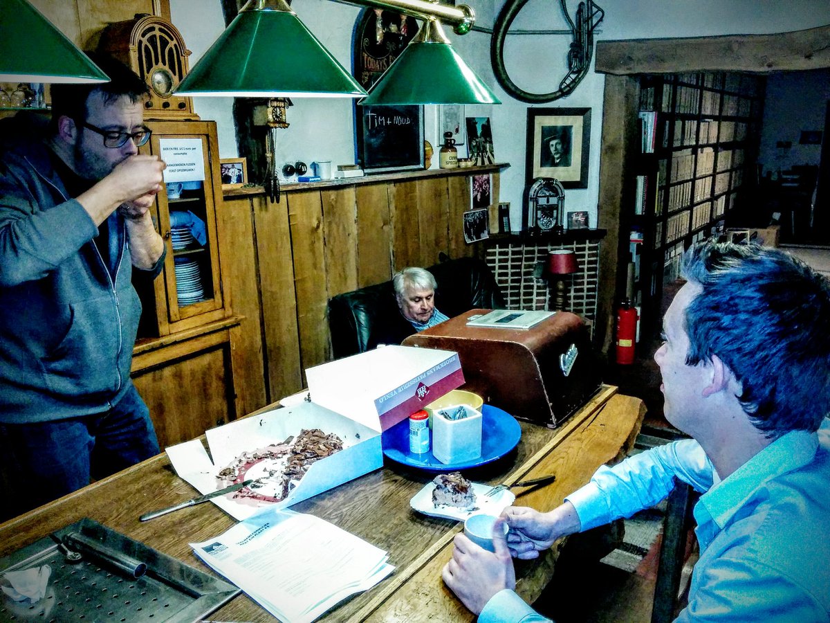 We kôste ut toch neet laote. Weer ein fees um dao te zien... Ut luimleedje is opgenaome en vertheelenriseerd!