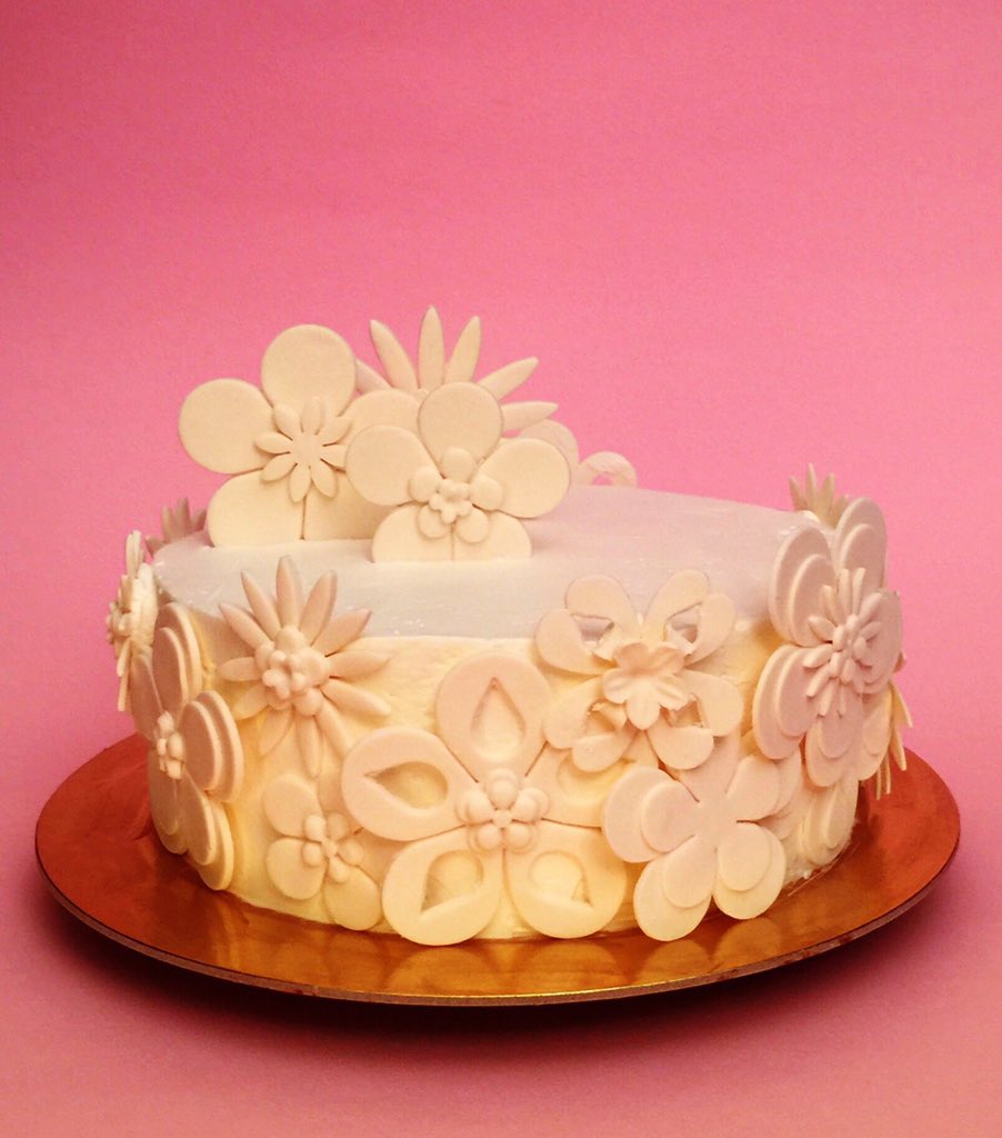 TortaExpress's tweet photo. Flower cake whipped cream #bari #pannamontata #whippedcream #flower #tortaexpress #gumpaste #cakedesign #cake https://t.co/3Gp1iZvwsK