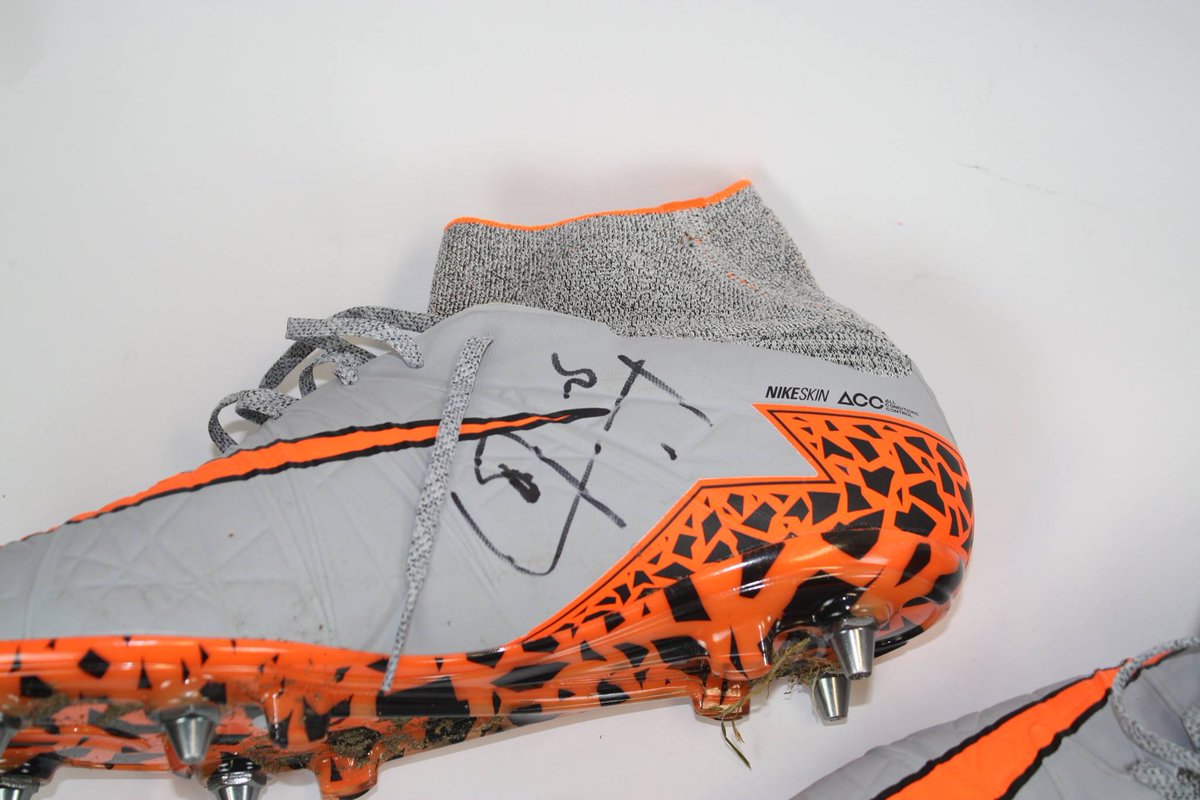 KJH_Foundation's tweet photo. Bied mee op @KJ_Huntelaar
zijn voetbalschoenen en steun #KJHF #Cadeautip 👟 🎁🎅
https://t.co/6htCdXiArU https://t.co/DswUhHcw86