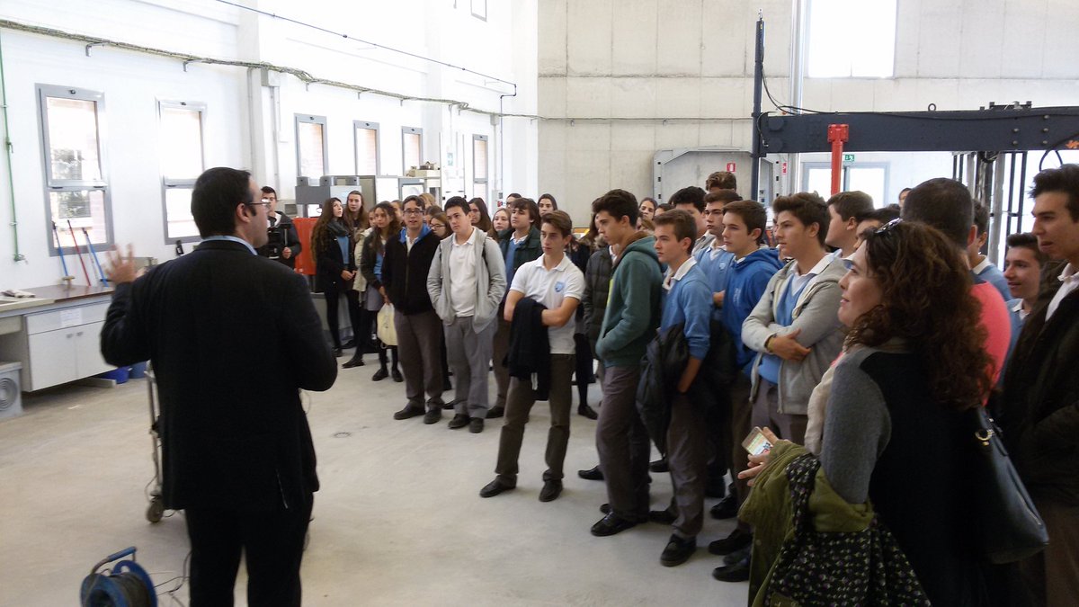 dic_ua's tweet photo. Hoy visitan nuestros laboratorios #LabsIC @EPSAlicante los alumnos de 4 ESO del colegio @JesuitasESP Alicante https://t.co/RqtvmJ2h17