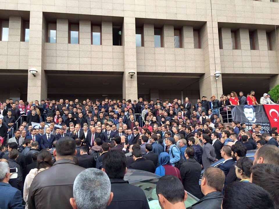 Ulku_Ocaklari's tweet photo. Gnl Bşk @OlcayKilavuz bey Şehidimiz Fırat Çakıroğlu'nun davasını bizzat takip ediyor https://t.co/8thdz2GAho
