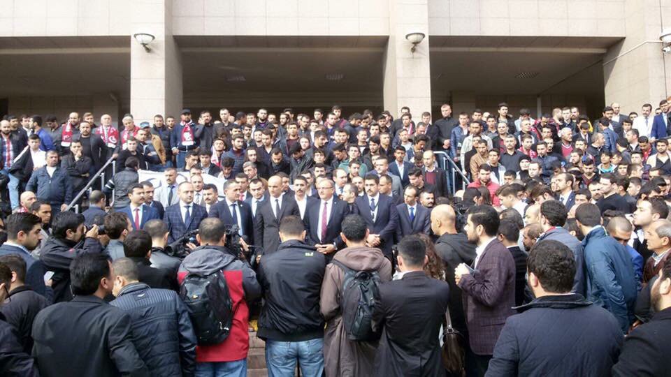 Ulku_Ocaklari's tweet photo. Gnl Bşk @OlcayKilavuz bey Şehidimiz Fırat Çakıroğlu'nun davasını bizzat takip ediyor https://t.co/8thdz2GAho