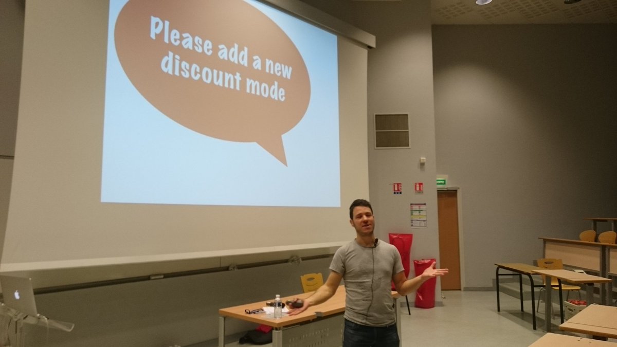 glours's tweet image. @cyriux présente #Domaindrivendesign à @codeursenseine #ddd #codeurs2015