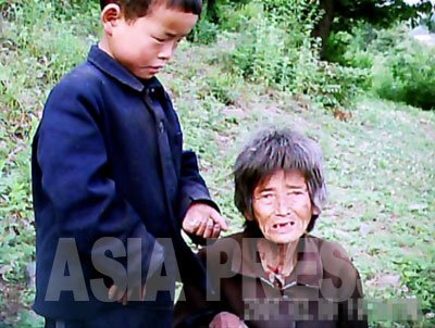 [쇼윈도의 도시 평양의 뒤켠에서 굶주리는 노숙자들] 연출된 평양의 모습 뒤편에는 정부의 무관심에 버려진 많은 노숙자가를 목격할 수 있다. [사진기사 보기]→goo.gl/LyJumI