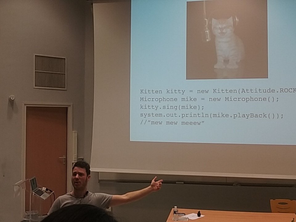 c_heliou's tweet image. Listening to @cyriux talking about DDD concepts at #codeurs2015