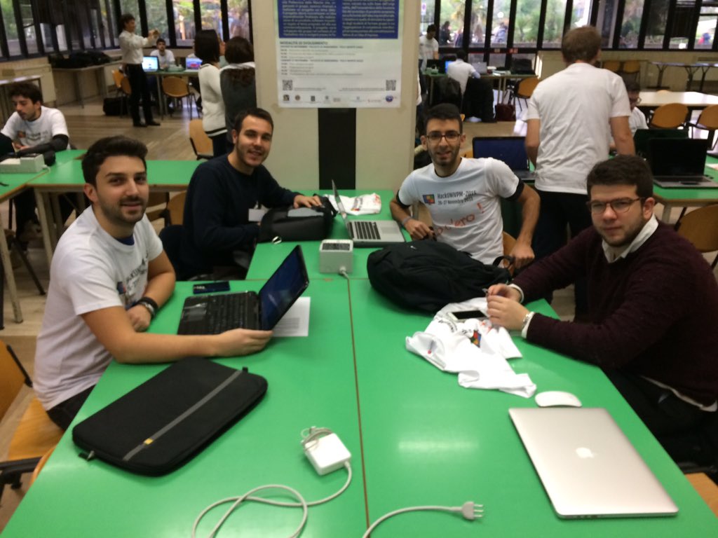 GiacMarangoni's tweet photo. Siamo pronti!! #hackunivpm2015 https://t.co/iX7vEkO8N8