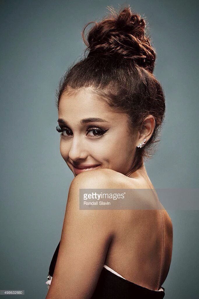 arianagbplanet's tweet photo. PHOTOS:Ariana at AMAs (Sunday 22th) https://t.co/5GtJQO4Cjm