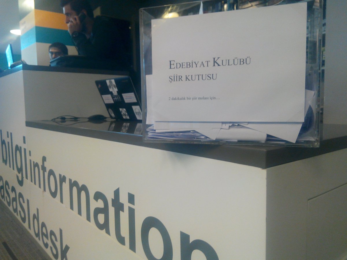 #kutuphanedesiirkutusu 2 dk. #Siir molası için Bilgi Masasına gelin <a href="/ozyeginuni/">Özyeğin Üniversitesi</a> <a href="/OzULibrary/">ÖzÜ Kütüphane</a> <a href="/ozuedebiyat/">ÖzÜ Edebiyat</a> <a href="/ozu360/">OzU360</a>