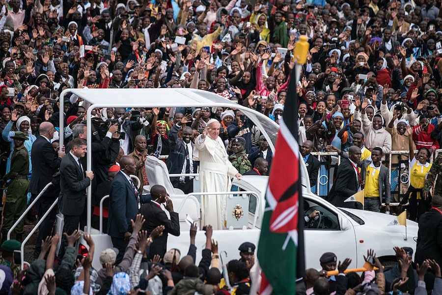 CNNEE's tweet photo. Una multitud asiste a la primera misa del papa Francisco en África https://t.co/1gMKEzF5Ek https://t.co/udeNv7CwOg