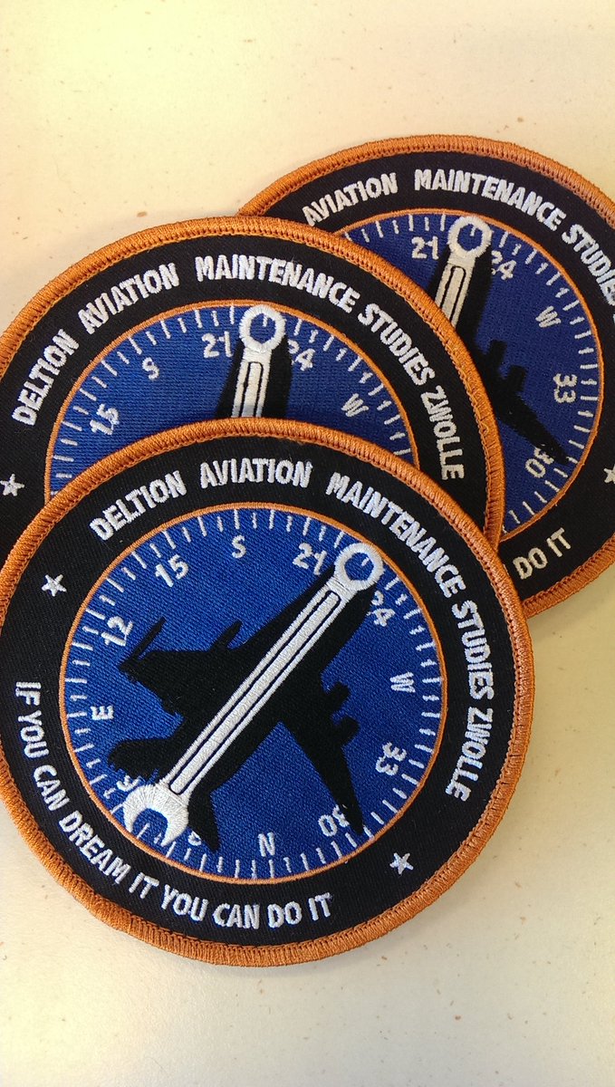Studenten Deltion #grafischevormgeving ontwierpen de badge voor studenten Luchtvaartechniek #DeltionCollege