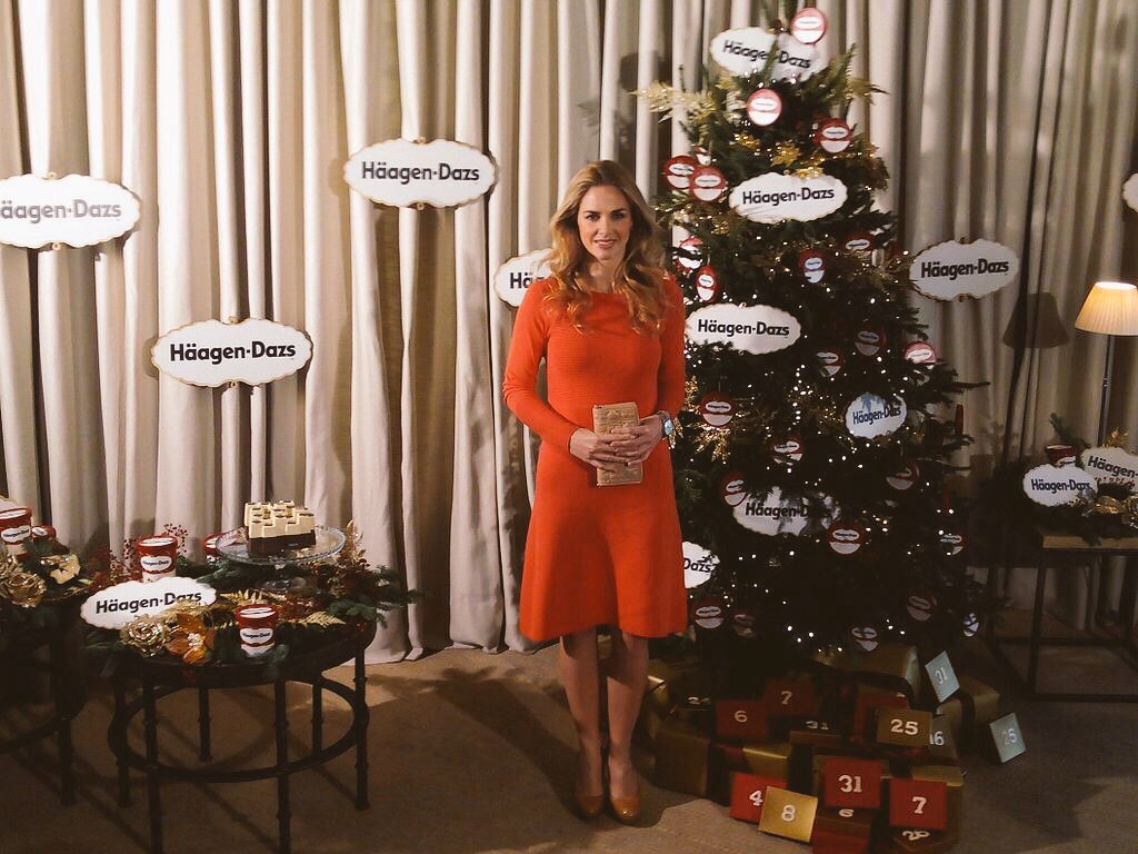 lauramaria_vaz's tweet photo. Ya es Navidad con @HaagenDazs_ES y @GenovevaCasanov presentando la tarta #TheCalendar #XmasHäagenDazs https://t.co/iNCArzm92w