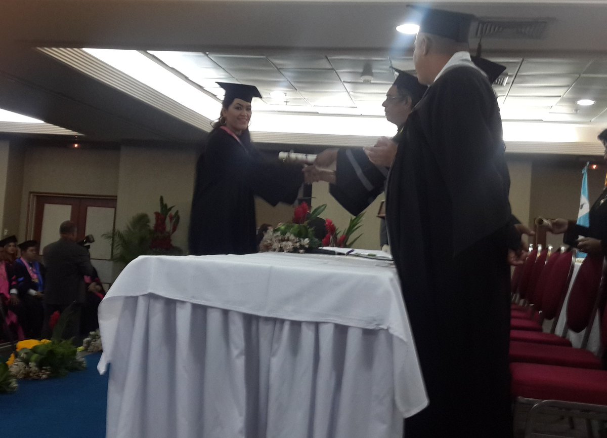 prensaunermb's tweet photo. Entrega de títulos a los graduandos de la I Promoción de Licenciados en Administración mención aduana y tributaria https://t.co/rtc1PEWvVo