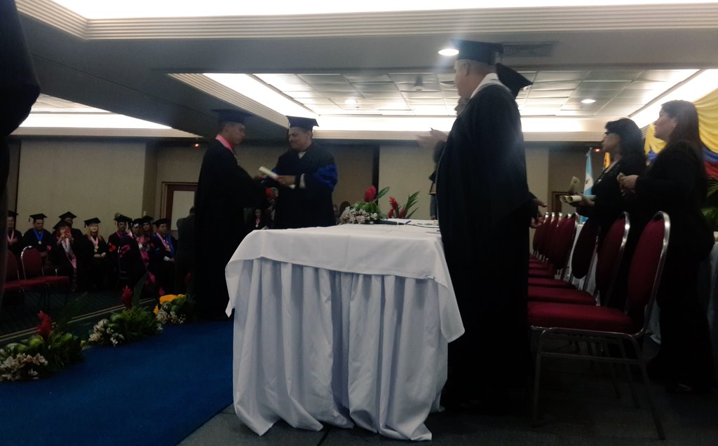 prensaunermb's tweet photo. Entrega de títulos a los graduandos de la I Promoción de Licenciados en Administración mención aduana y tributaria https://t.co/rtc1PEWvVo