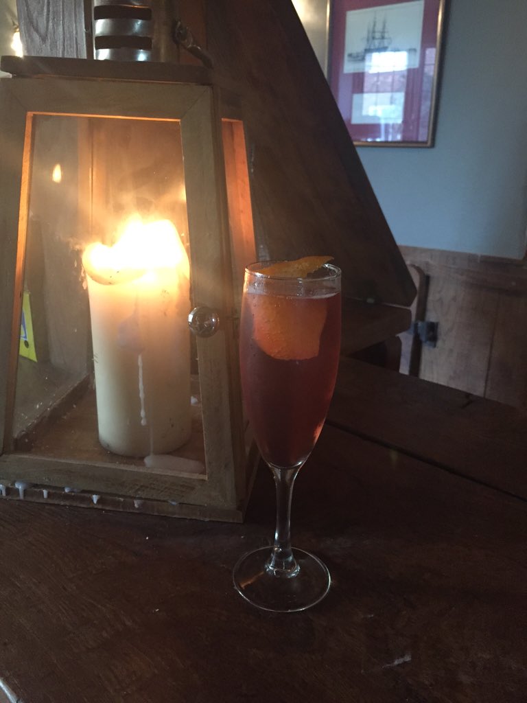 Everyone's talking about our....... #christmas #cocktail #prosecco #sloegin #orangepeel 🍾🍸🍊🎅🏼