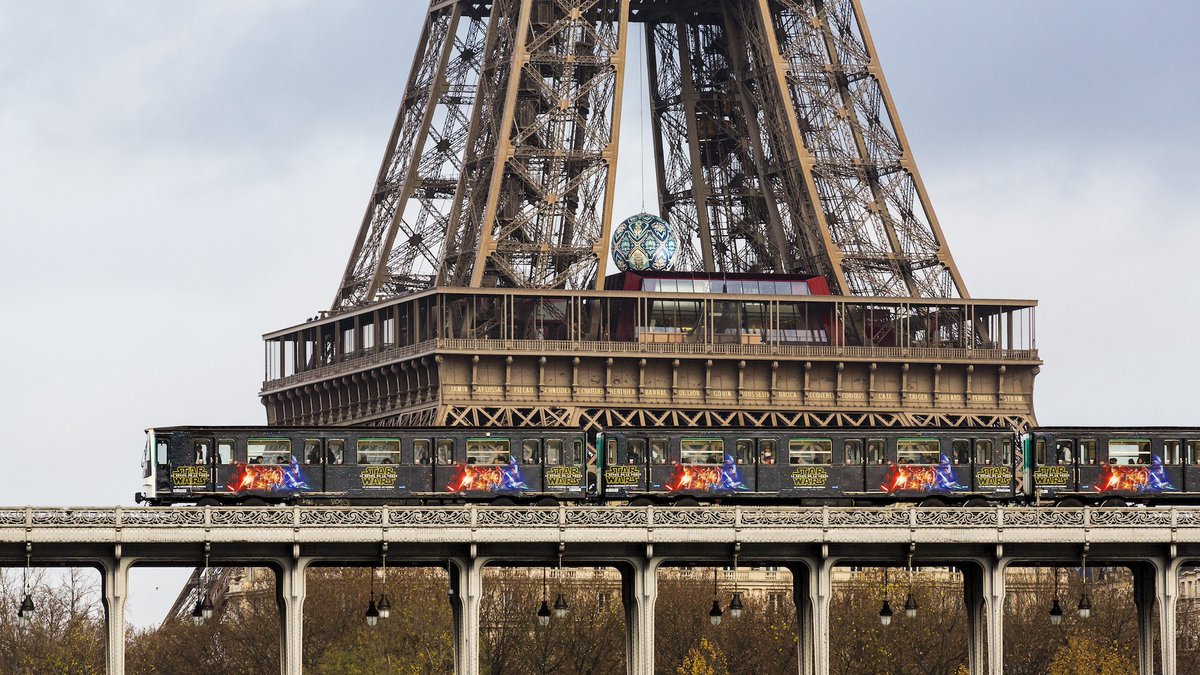 MathieuFlex's tweet photo. .@HavasMedia fait 1 adhésivage d'une rame complète de la ligne 6 du métro pour la sortie de #StarWars 7 https://t.co/C9dZW7DK2q